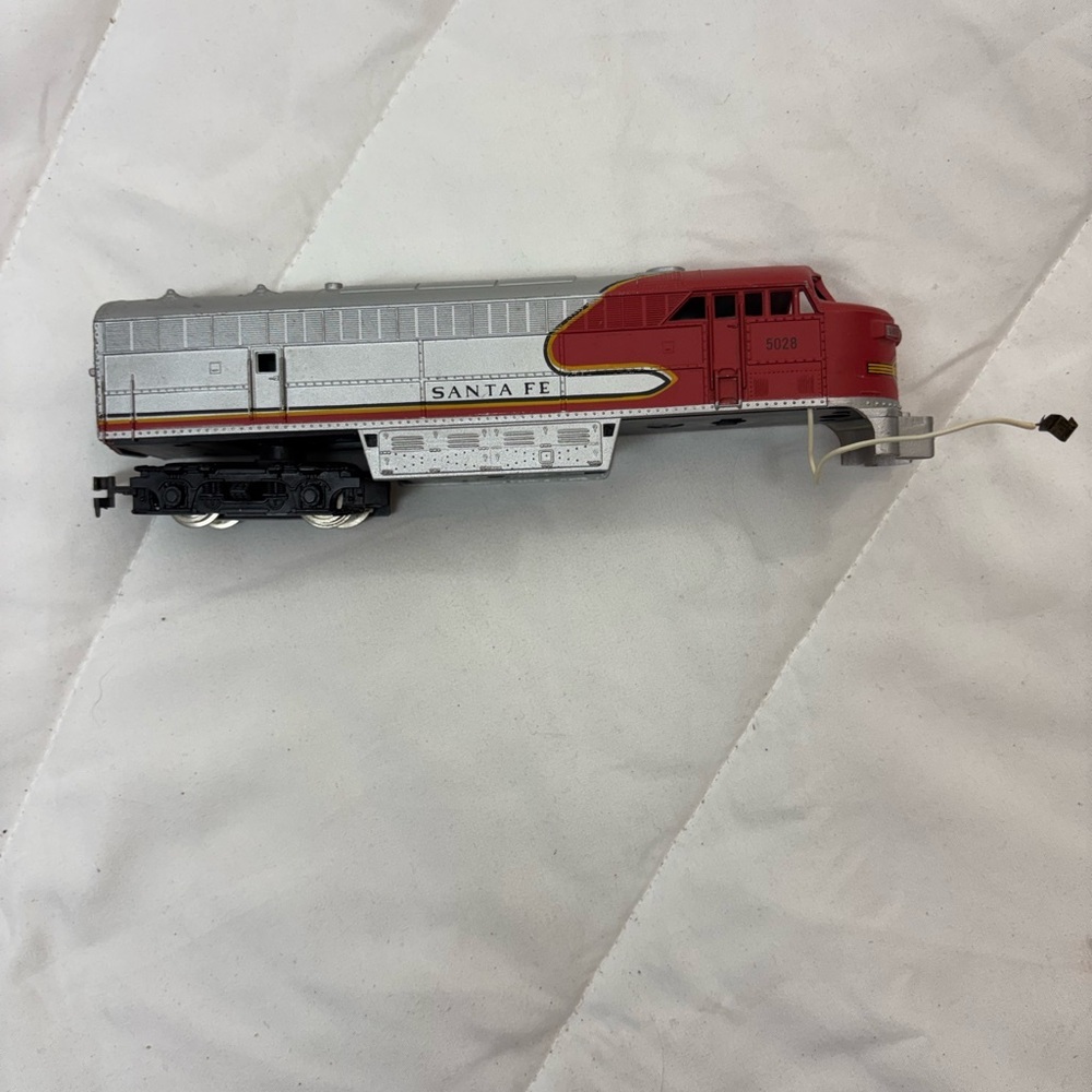 AHM Ho Scale Santa Fe Diesel Locomotive No. 5028 For Train Set Layout ￼